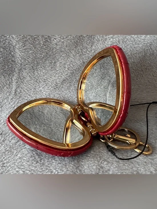 Kurt Geiger NWT Kensington Heart Shaped Mirror Keychain
Comes With A Box - Picture 4 of 13